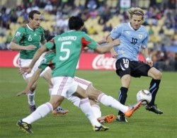 Уругвай победи Мексико, и двата отбора продължават